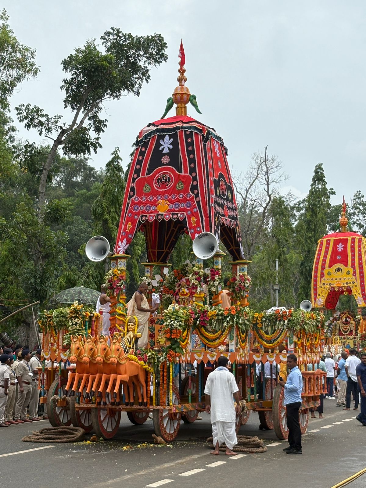 সামনে এসেছে রথের ছবিও।